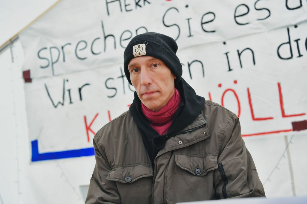 Klimaaktivist Wolfgang Metzeler-Kick bei einem Pressegespräch im Hungerstreik-Camp im Invalidenpark.