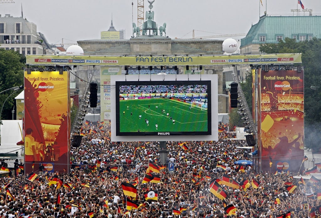 Tausende Zuschauer verfolgen auf der Fanmeile am Brandenburger Tor in Berlin das WM-Fußballspiel zwischen Deutschland und Argentinien.