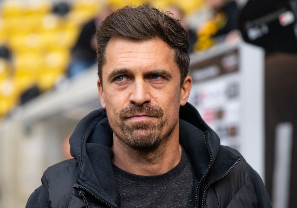 Trainer Thomas Stamm steht im Stadion.