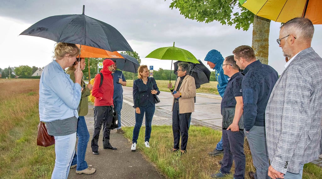 Ministerin Lydia Hüskens (in beige) und Jacqueline Lohde (in rot) besuchten die Adria-Sieldung, um sich ein Bild vom Lärmproblem zu machen.
