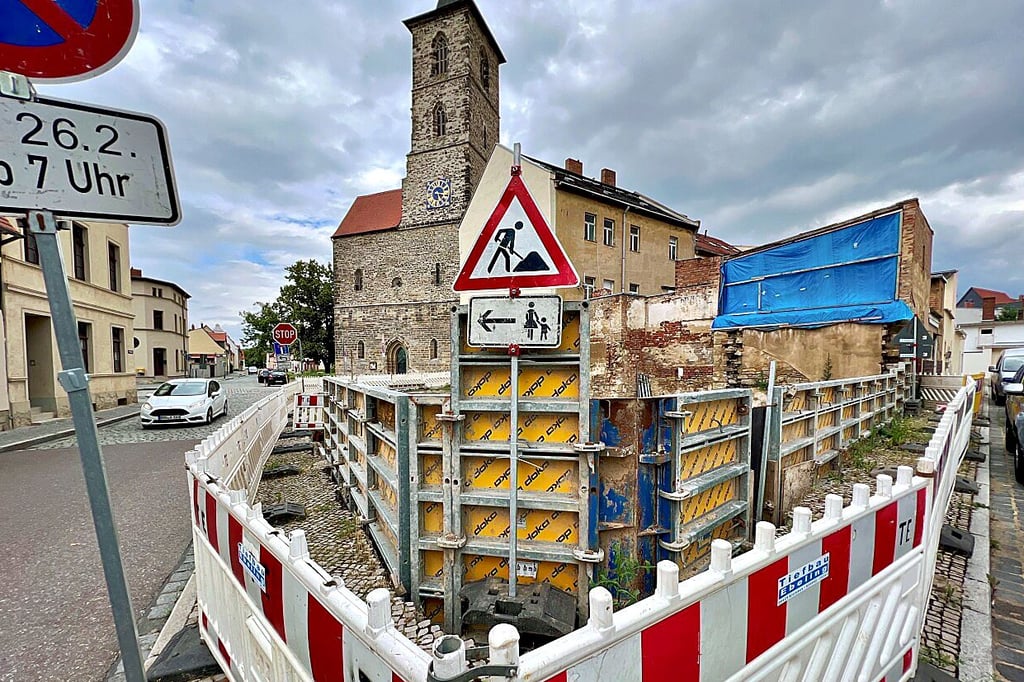 Der Fußweg von Korngasse und Am Provianthaus bleibt vor der Baustelle Breite Straße 42a bis auf Weiteres gesperrt.