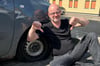 Gerry Weber in Burg vor seinem Fahrzeug mit plattem Reifen.