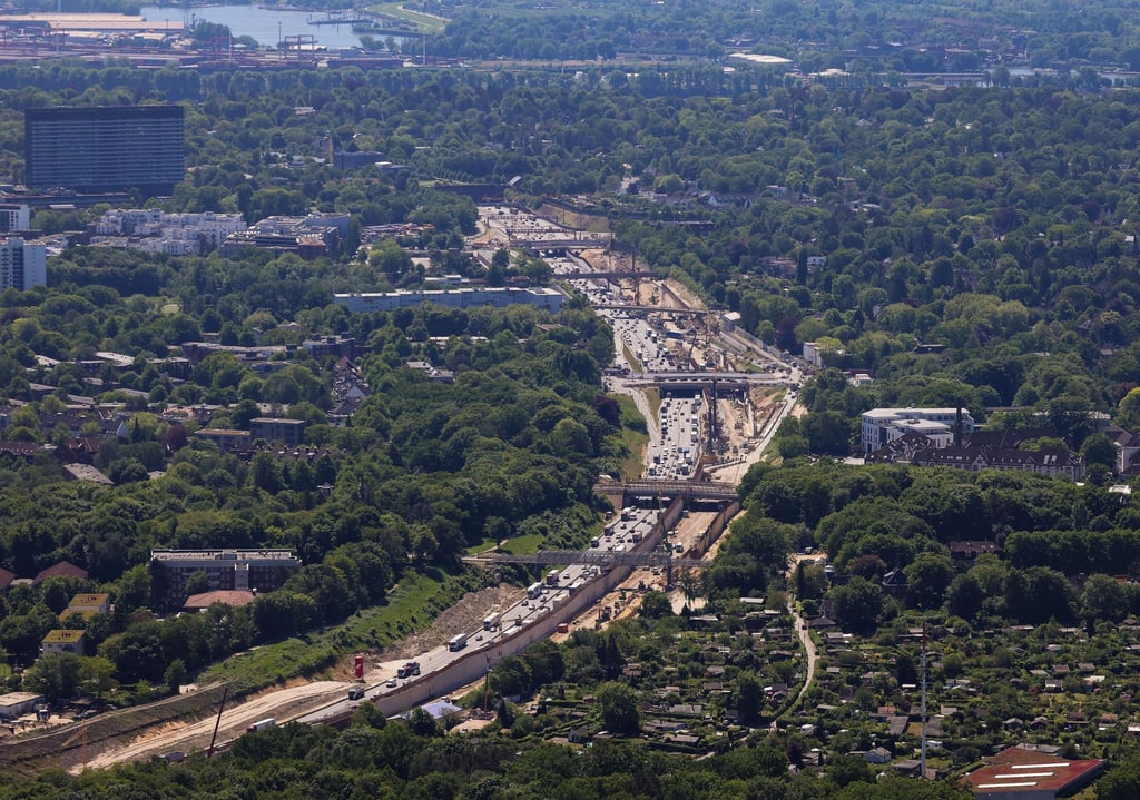 Blick über die Baustelle für den Lärmschutzdeckel der Autobahn A7.