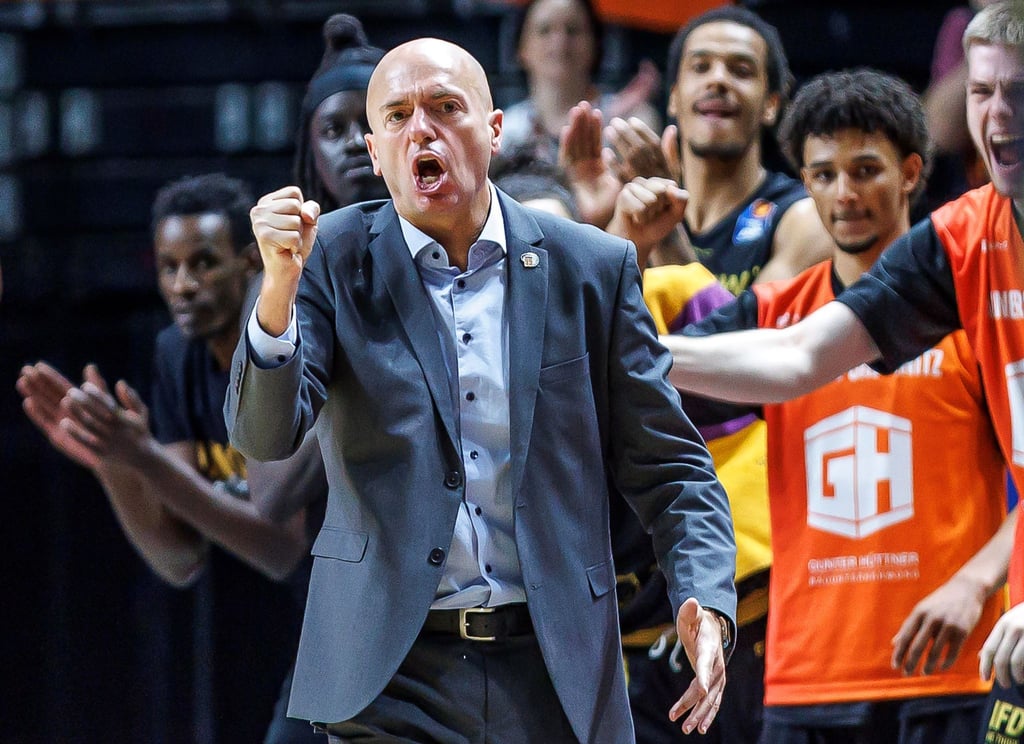 Headcoach Rodrigo Pastore von Chemnitz jubelt.