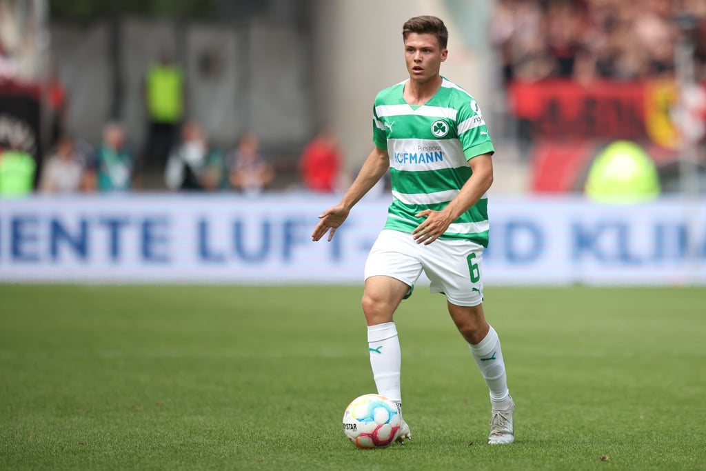 Der Fürther Sidney Raebiger spielt den Ball.