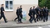 Polizisten suchen im sächsischen Döbeln nach dem vermissten Mädchen.