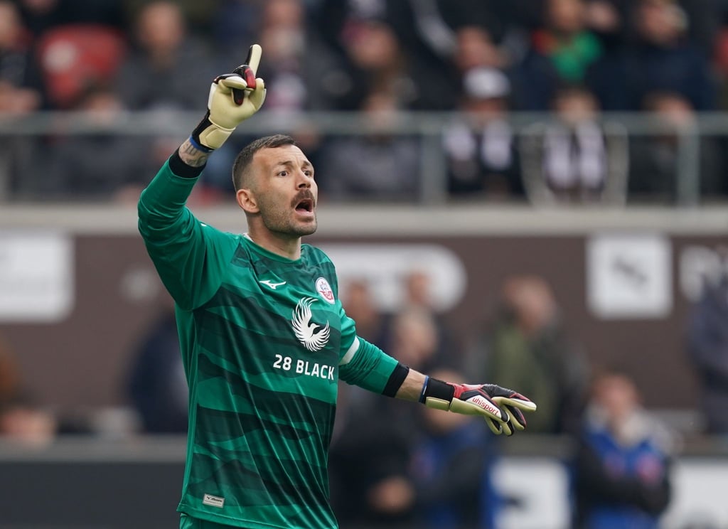 Rostocks Torwart Markus Kolke reagiert.