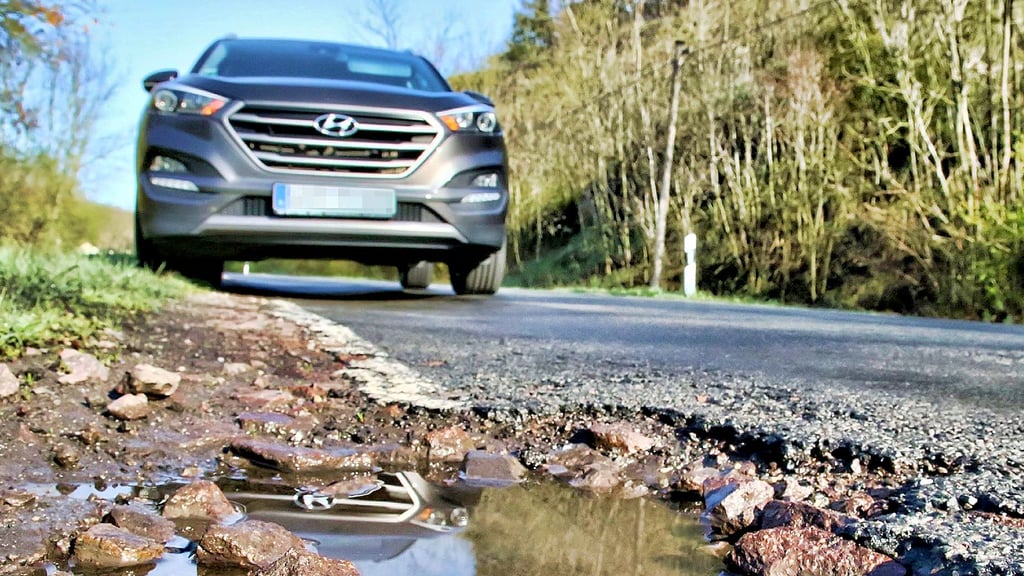Schlagloch an Schlagloch: Wegen der schlechten Zustände an den Landesstraßen L 227 und L 228 haben sich die Stadt Arnstein und die Stadträte an das Ministerium für Infrastruktur und Digitales des Landes gewandt.