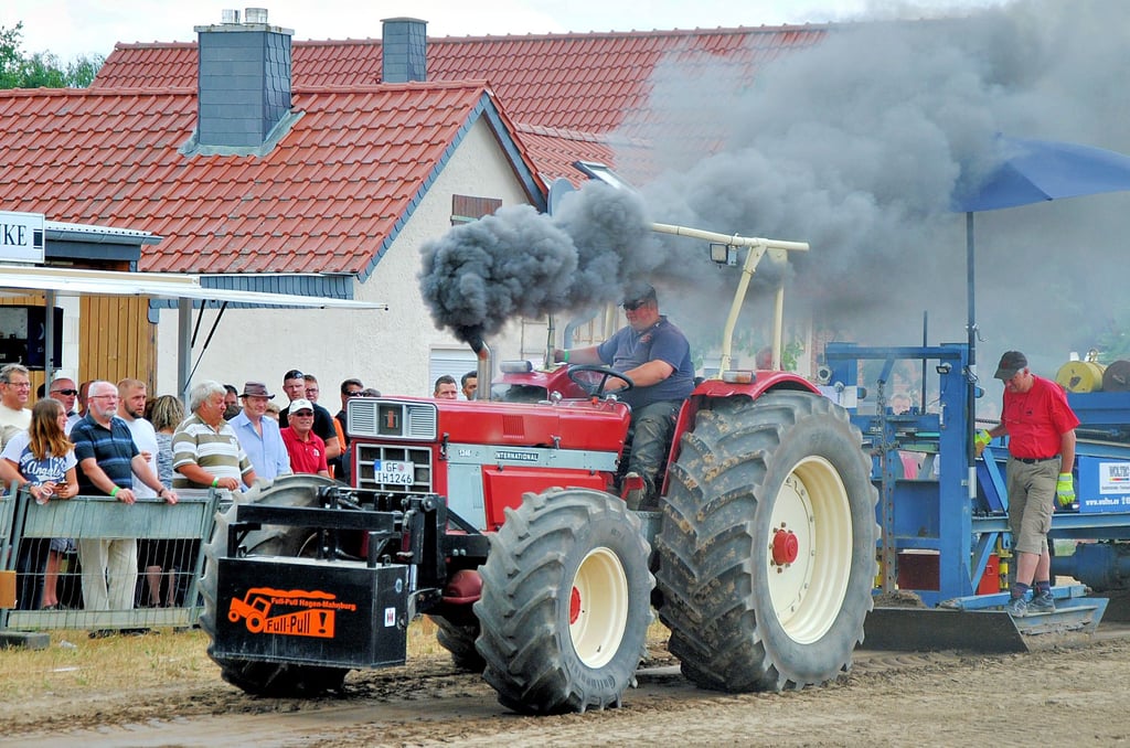 Beim Tangelner Trecker-Treck kämpfen PS-starke Zugmaschinen und ihre Piloten um jeden Meter.