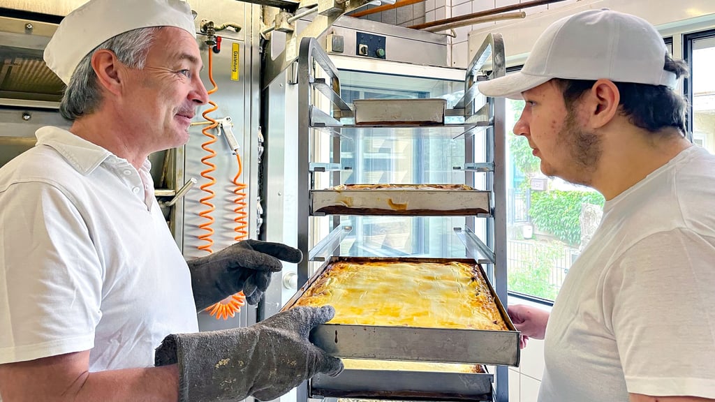 Bäckermeister Helge Sommerwerk (links) aus Mücheln ist zufrieden mit Fabian Kaminsky, seinem Lehrling im ersten Ausbildungsjahr.