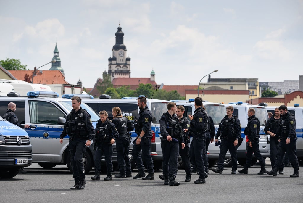 Polizisten versammeln sich auf einem Parkplatz in Döbeln.