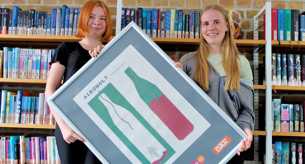 Pia Brandtner und Shana Möbes (von links) aus der Klasse 10b haben sich lange Gedanken bei der Gestaltung ihres Plakats gemacht.