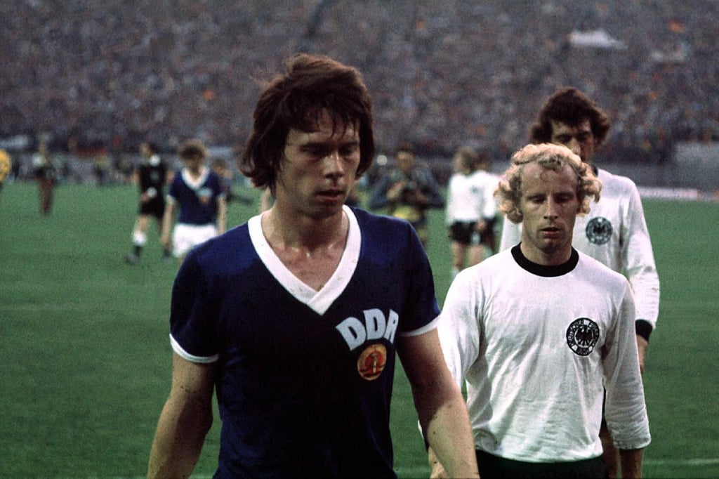 FCM-Legende und DDR-WM-Held Jürgen Sparwasser am 22. Juni 1974. Im Hintergrund: Berti Vogts.