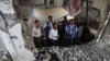 Nach einem israelischen Angriff auf eine vom UN-Palästinenserhilfswerk UNRWA betriebene Schule im Geflüchtetenlager Nuseirat müssen die Schäden begutachtet werden.