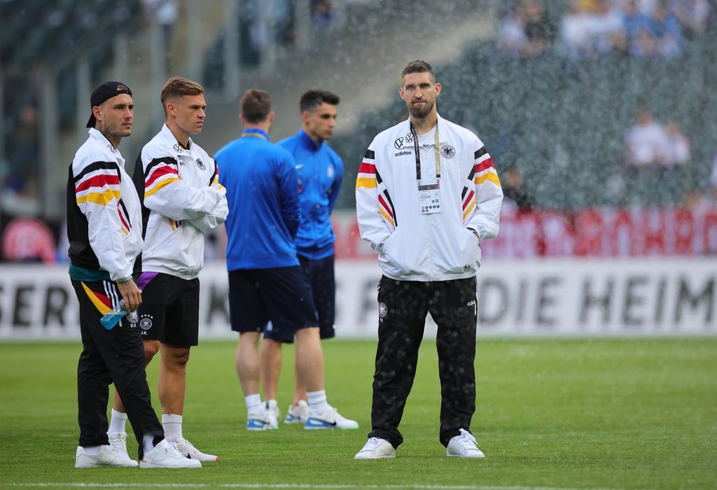 Deutschlands Spieler David Raum (l), Joshua Kimmich (2.v.l) und Robert Andrich (r) besichtigen vor Spielbeginn den Platz im Borussia-Park.