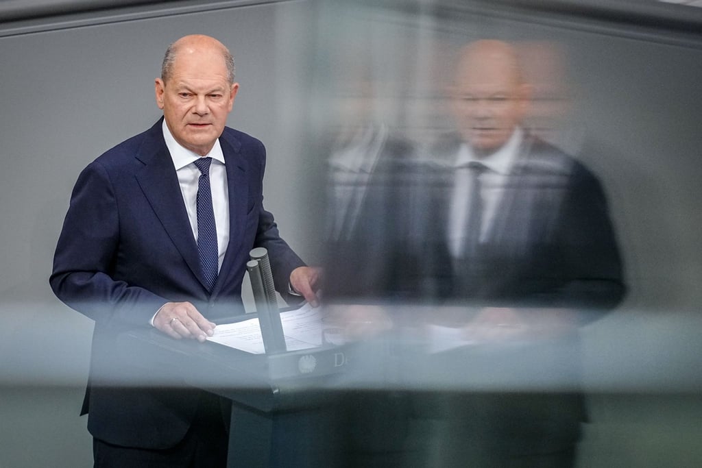 Bundeskanzler Olaf Scholz spricht im Plenum des Bundestags.