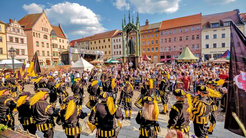 Der Fanfarenzug gehört zum Stadtfestbild: Die Vorbereitungen zum Fest „Luthers Hochzeit“ laufen. Was Besucher in Wittenberg erwartet, wofür man sich noch anmelden kann und was es mit einem Lumpensammler auf sich hat.