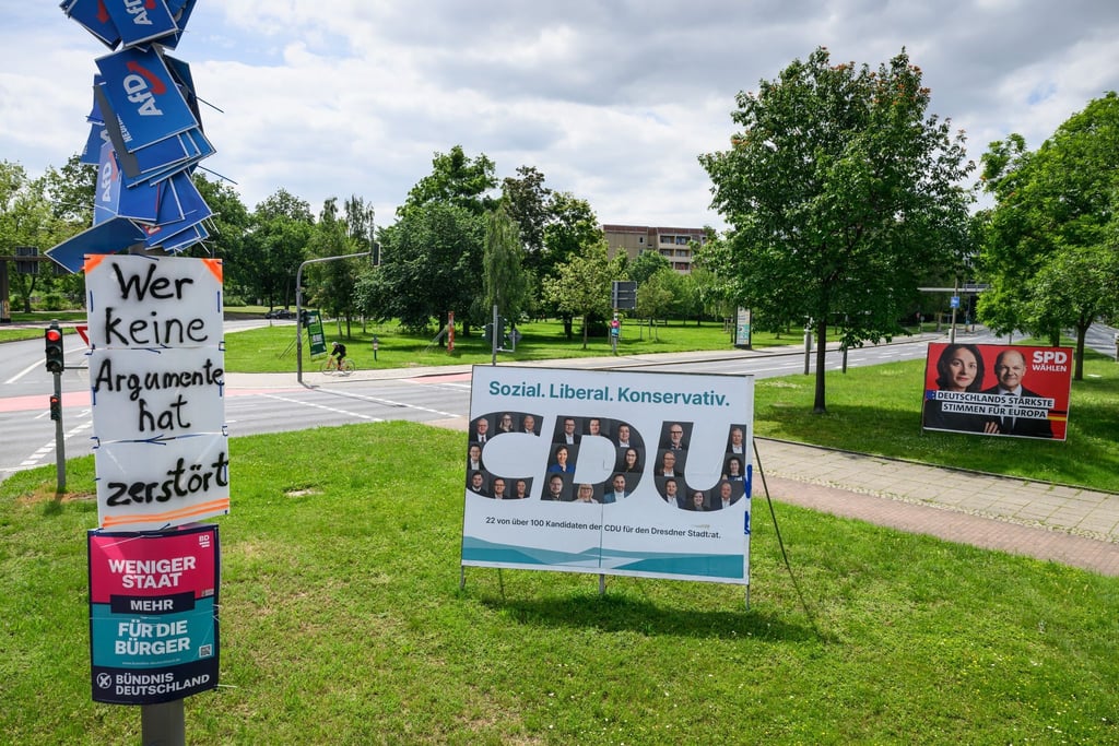 Wahlplakate verschiedener Parteien und Protestplakate hängen in der Innenstadt in Dresden.