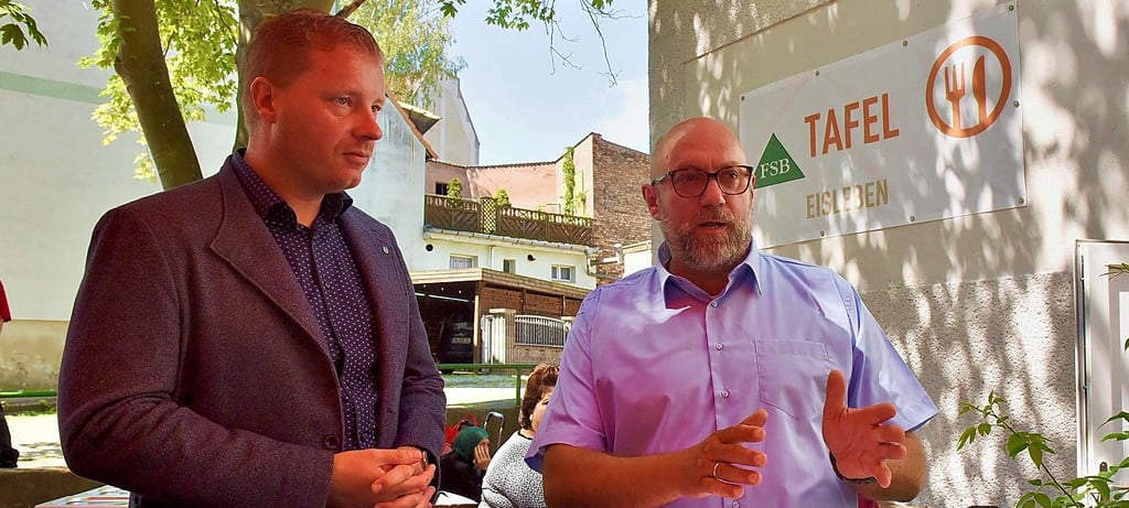 Bürgermeister Carsten Staub (links) gratulierte zur Eröffnung und brachte dem Vereinsvorsitzenden Sven Henning eine Spende von 100 Euro mit.