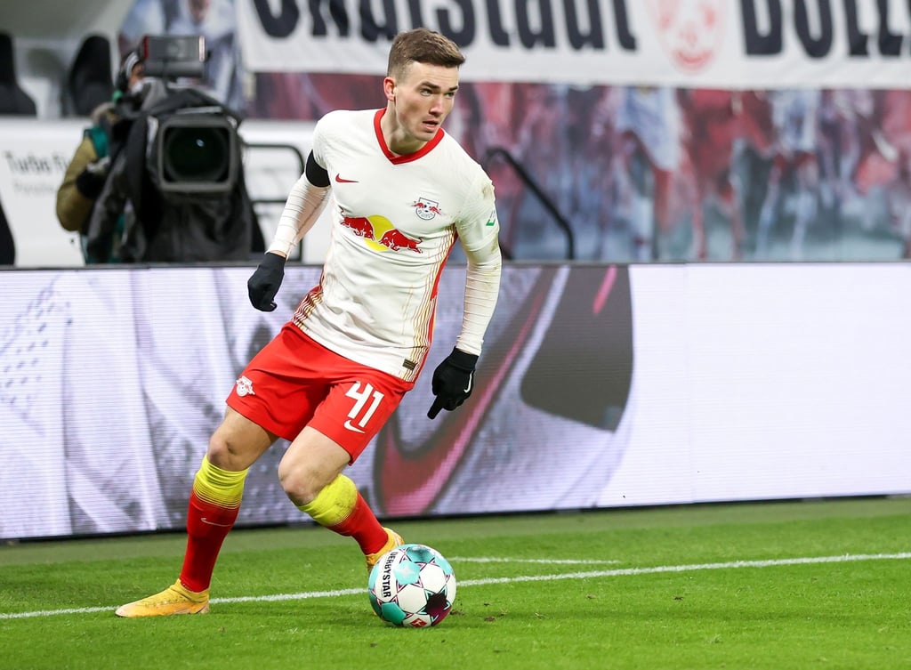 Leipzigs Spieler Dennis Borkowski am Ball.