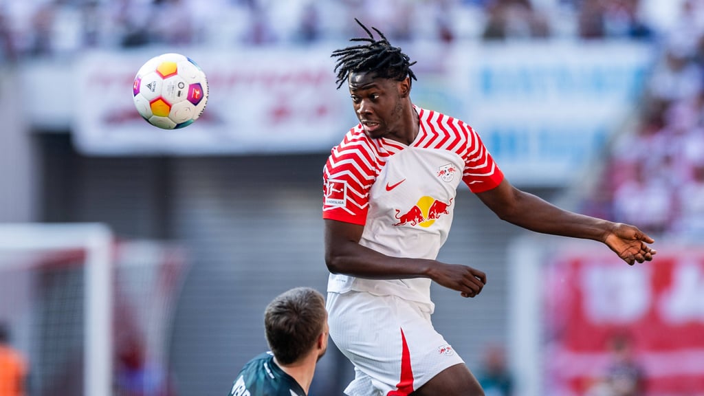 El Chadaille Bitshiabu (r.) im Spiel gegen Werder Bremen.