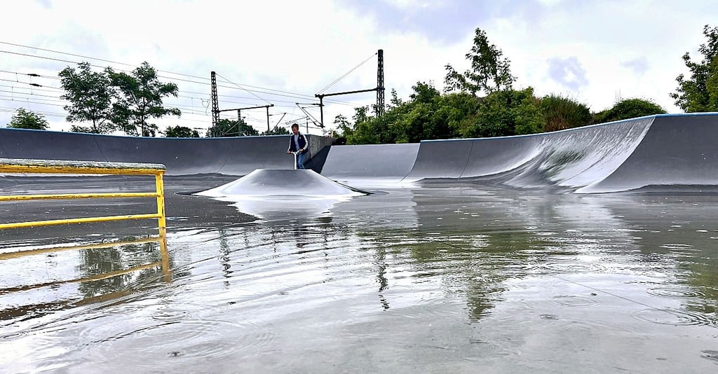 Der neue Skatepark war nach den großen Regen überschwemmt, das Wasser läuft teilweise nicht ab.