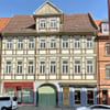 Dieses denkmalgeschützte Barockpalais aus dem Jahr 1783 in der Blankenburger Altstadt kann ersteigert werden. Das Oberlicht des reich verzierten Eingangstors trägt die Initialen des Erbauers – des Blankenburger Kaufmanns Johann Tobias Röbber und seiner Frau.