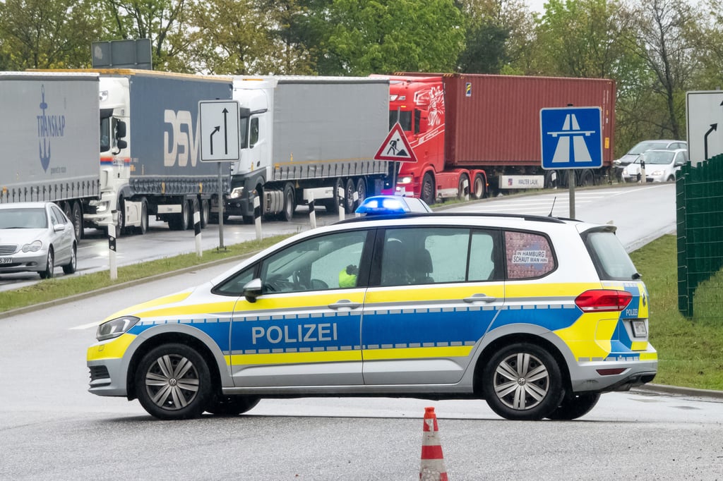 Nach einem Unfall am Freitagnachmittag auf der A2 zwischen Magdeburg-Zentrum und Magdeburg-Kannenstieg ist die Fahrbahn Richtung Braunschweig gesperrt.