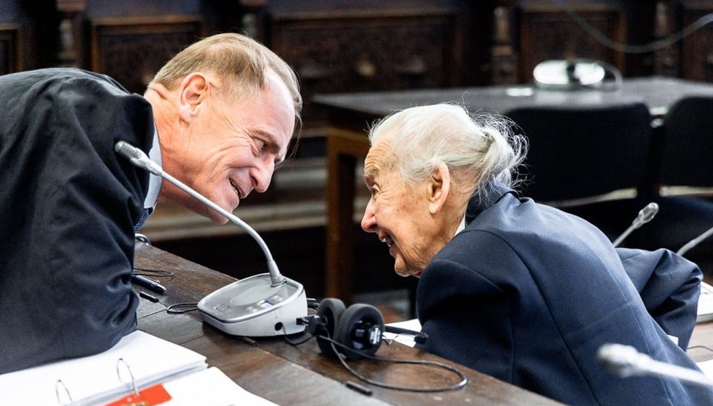 Die angeklagte Holocaust-Leugnerin Ursula Haverbeck spricht mit ihrem Anwalt Wolfram Nahrath.