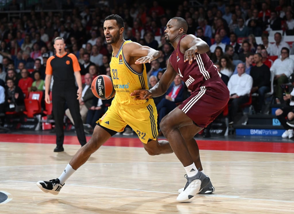Serge Ibaka (r) von München spielt gegen Johannes Thiemann von Berlin.