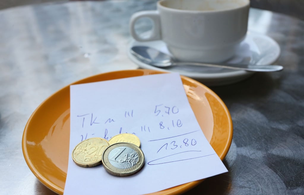 In den meisten Ländern liegt man mit einem Trinkgeld von fünf bis zehn Prozent des Rechnungsbetrags richtig.