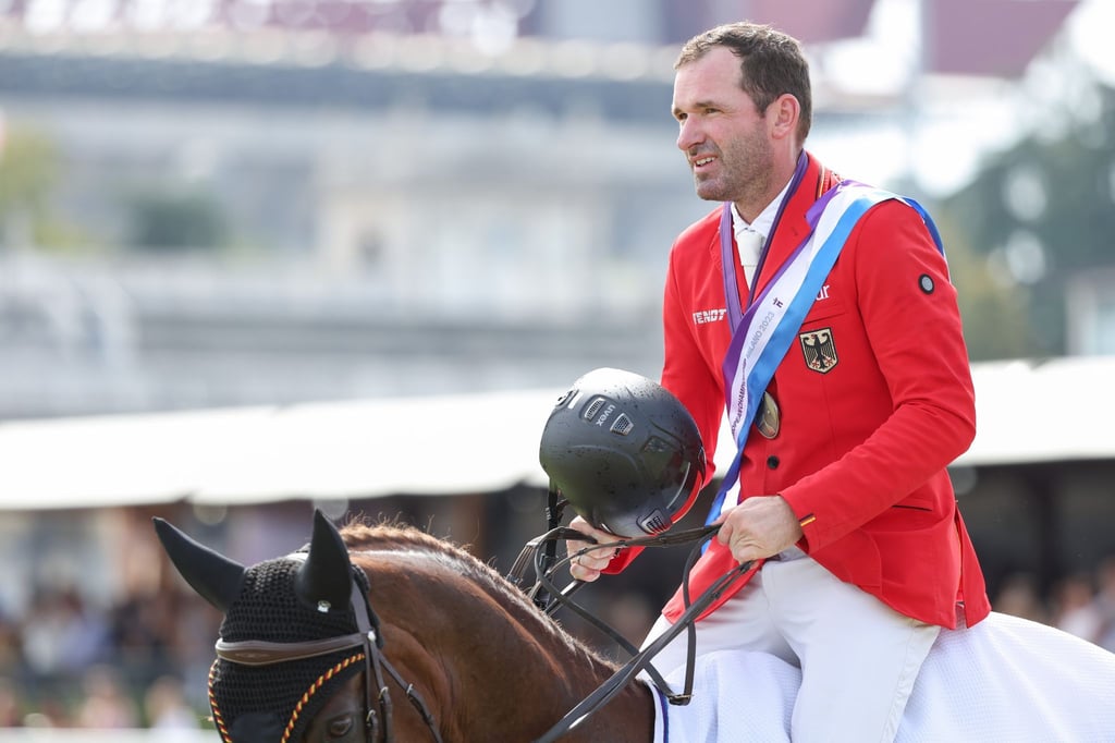 Der deutsche Springreiter Philipp Weishaupt gewinnt mit seiner Equipe in La Baule.