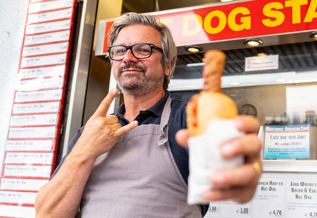Sänger Henning Wehland („H-Blockx“) 2022 an einem Hot Dog-Stand in Münster.