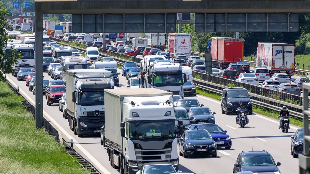 Nach einem Unfall auf der A38 von Halle Richtung Göttingen besteht Staugefahr.