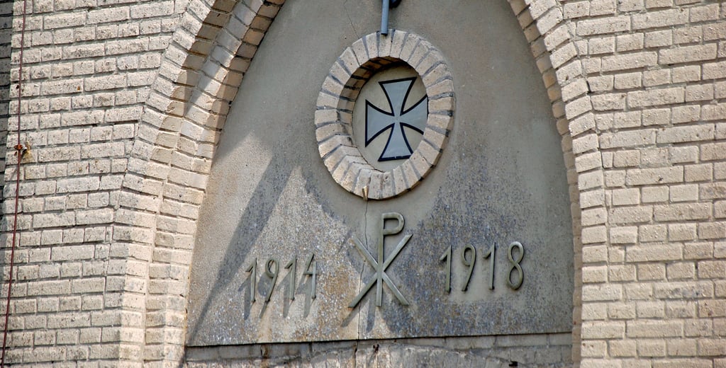 Über dem Eingangsportal der Lüdelsener Kirche prangen das Eiserne Kreuz und die beiden Jahreszahlen 1914 und 1918 – Anfang und Ende des Ersten Weltkrieges. Zu Ehren derjenigen Lüdelsener und Neuenstaller, die in diesem Krieg gefallen sind, wurde das Gotteshaus vor 100 Jahren errichtet.