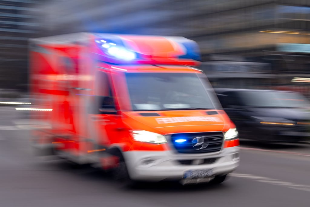 Ein Rettungswagen ist im Einsatz.