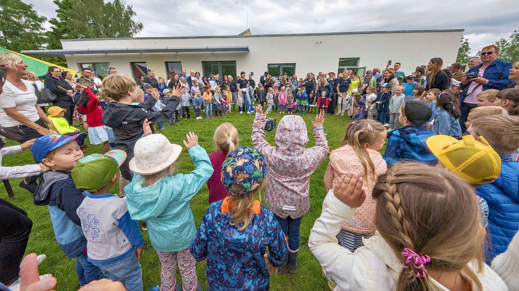 Beim Eröffnungsfest der Kita „Mäuseland“ machten die Kinder in ihrem Programm inmitten der Gäste und Eltern klar: „Wir haben Lust zu feiern!“