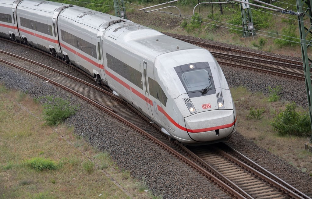 Ein ICE 4 der Deutschen Bahn fährt in Richtung Ostbahnhof.