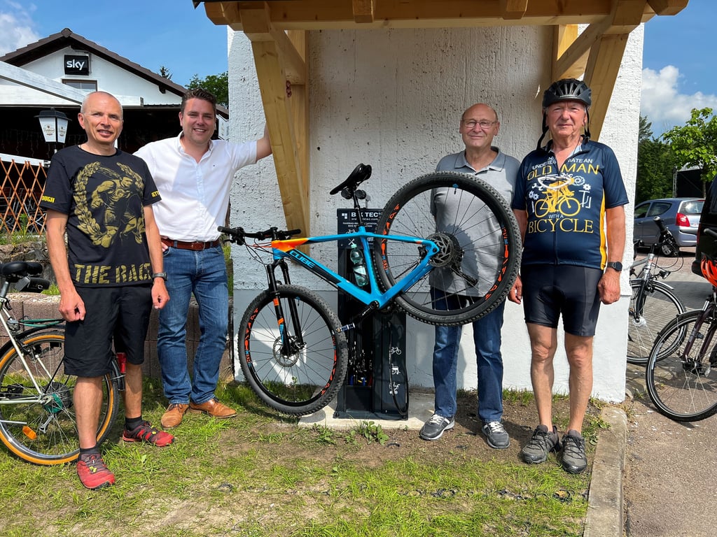 Radwegekoordinator Jens Stör (v.l.n.r.), Bürgermeister Tilo Eigendorf, Ortsbürgermeister Siegfried John und Vorsitzender des Radclubs Würde-Salza Jürgen Weschke weihen die neue Radreparaturstation in Langenbogen ein.