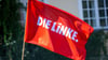 Eine Fahne mit dem Logo der Partei "Die Linke" weht im Wind in Potsdam.