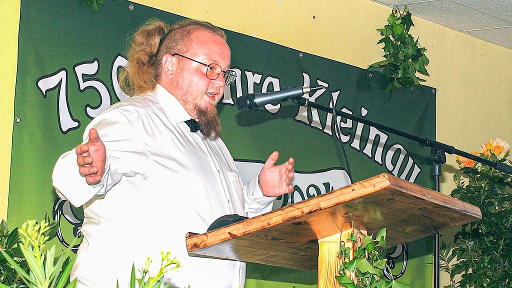 Archäologe Maximilian Mewes ging in seinem Vortrag über Kleinau bis in die Steinzeit zurück und spannten den Bogen bis in die Gegenwart.