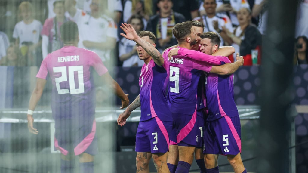 David Raum klatscht Benjamin Henrichs nach dem Siegtreffer der Deutschen gegen Griechenland durch Pascal Groß ab.