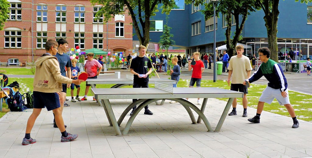 Die beiden Outdoor-Tischtennisplatten sind immer von Schülern umringt.