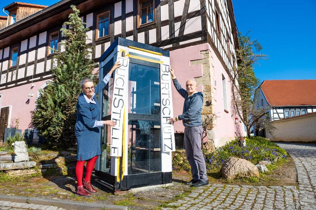 Bücherzelle in Burtschütz: Sabine Brückner und Sölk Schulze.