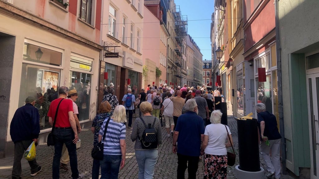 Beeindruckend viele Menschen schoben sich durch die Kramerstraße. Und das war nur eine Gruppe von GassenGang-Teilnehmenden.