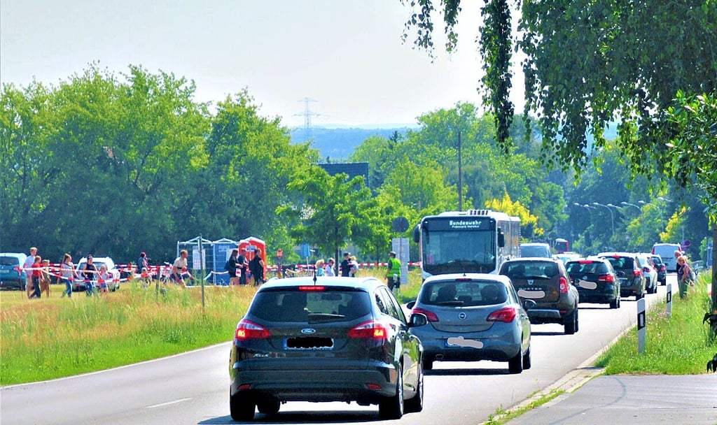 Auf Grund des Tages der Bundeswehr ist das Fahrzeugaufkommen auf der B 187 hoch, hier zwischen Jessen und Schweinitz. Von den Sonderparkplätzen verkehren Shuttlebusse zum Bundeswehrobjekt.