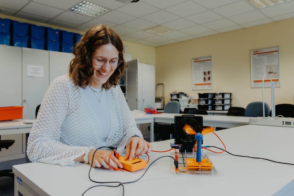 Madlen Moritz studiert an der Uni Magdeburg "Beruf und Bildung" und engagiert sich neben ihrem Studium im Schüler-Labor Technik,SchüLaTech. Dort begeistert sie Schüler der 5. bis 10. Klasse mit praxisnahen Unterrichtskonzepten für die vielfältige Welt der Technik.