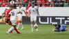 Der Schweizer Silvan Widmer (l) erzielt das Tor zum 1:1 gegen Österreichs Torhüter Heinz Lindner (r).