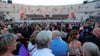 Menschen besuchen ein Galakonzert in der Arena von Verona, um die Anerkennung der italienischen Opernkunst durch die UNESCO zu feiern, in Verona, Italien.
