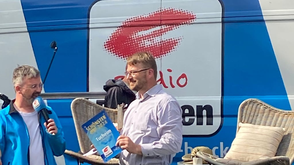 Preisübergabe an den Tucheimer Ortsbürgermeister Christian Köpke.